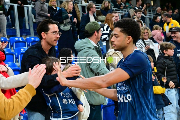 Kevin McClain (3; MLP Academics Heidelberg) gibt High-Fives