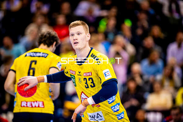 Ein Spieler der Rhein-Neckar Löwen ist im Ballbesitz und bereitet sich vor, den Ball abzugeben oder zu werfen.