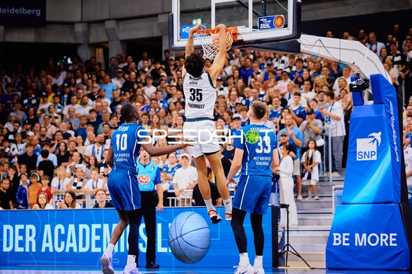 Dunk Roman Bedime (35;Niners Chemnitz) gegen Bakary Dibba (10;MLP Academics Heidelberg), Ryan Mikesell (33;MLP Academics Heidelberg)