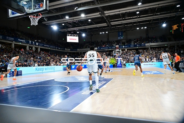 Eli Brooks (55; Gladiators Trier) mit Ball in Aktion