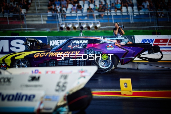 Drag Racing Fahrzeug am Start