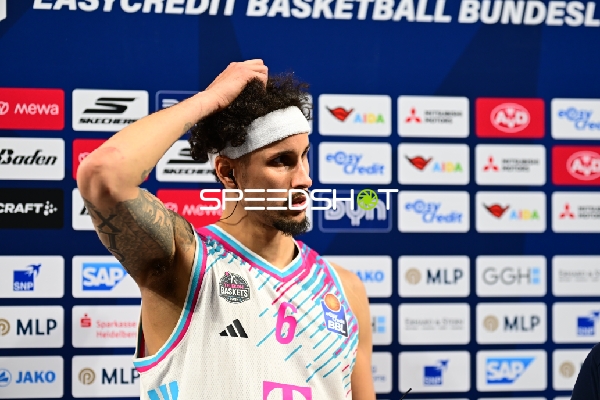 Michael Kessens (6; Telekom Baskets Bonn) bei Interview