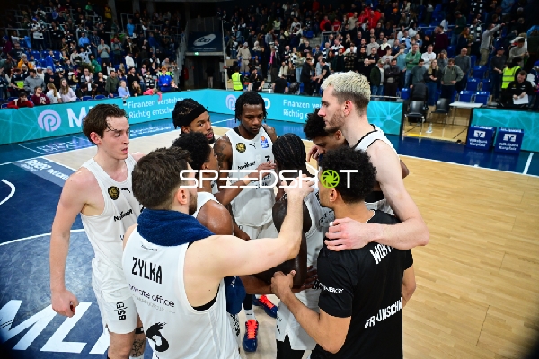 Josh Hawley (3; Basketball Löwen Braunschweig) mit Teamkollegen