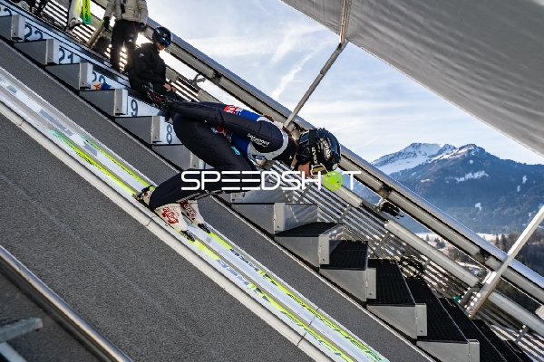 Skispringerin in Startposition