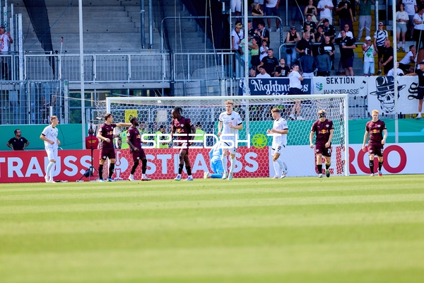 Spielszene mit Ken Gipson (24; SV Sandhausen) und Nicolas Seiwald (13; RB Leipzig)