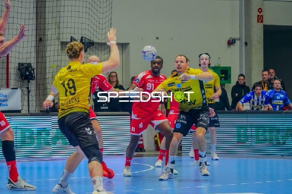 Kasper Thorsen Lien (7; TVB 1898 Stuttgart) im Zweikampf mit Sadou Ntanzi (91; MT Melsungen) und Kai Häfner (34; TVB 1898 Stuttgart)