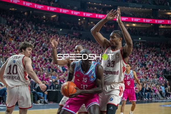 Spielaktion mit David McCormack (33; FC Bayern Basketball) und Kur Jongkuch (15; Telekom Baskets Bonn)
