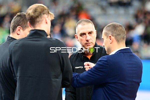 Offizielle im Gespräch vor dem Spiel wegen der defekten Shot Clock