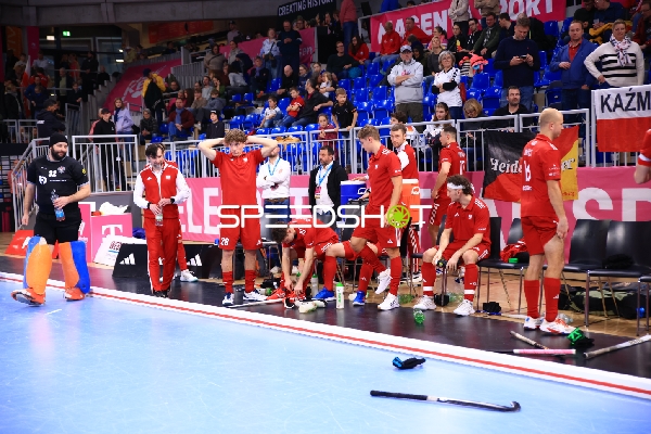 Jakub HOLOSYNIUK (28; Polen) und Teamkollegen am Spielfeldrand