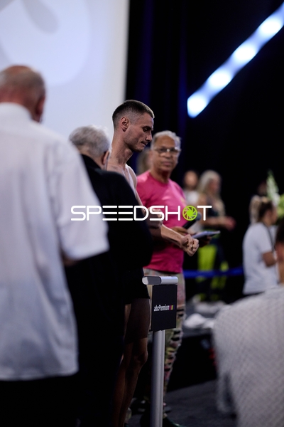 Ringside-Zone Face-Off