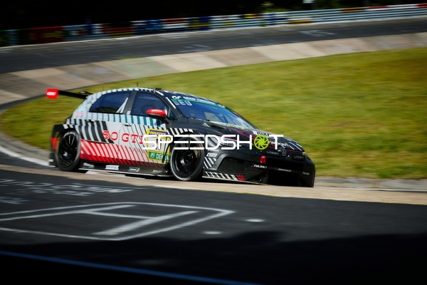 Rennfahrzeug auf der Rennstrecke