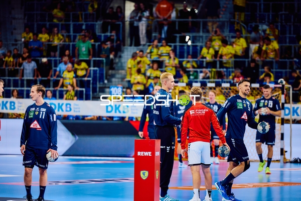 Spieler bei der Vorbereitung auf das Spiel in der Halle.