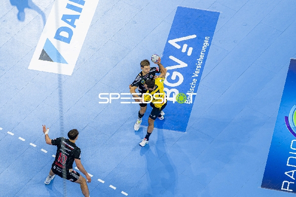 Florian Scheerer (10; HC Erlangen) im Zweikampf mit Dani Baijens (77; Rhein Neckar Löwen)