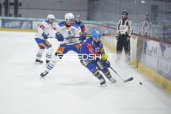 Deniss Smirnovs (27; EHC Kloten) mit Puck am Rand