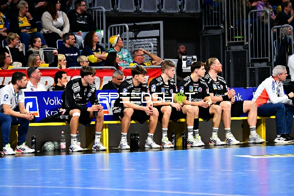 Szene mit Maciej Gebala (77; HC Erlangen) und Teamkollegen