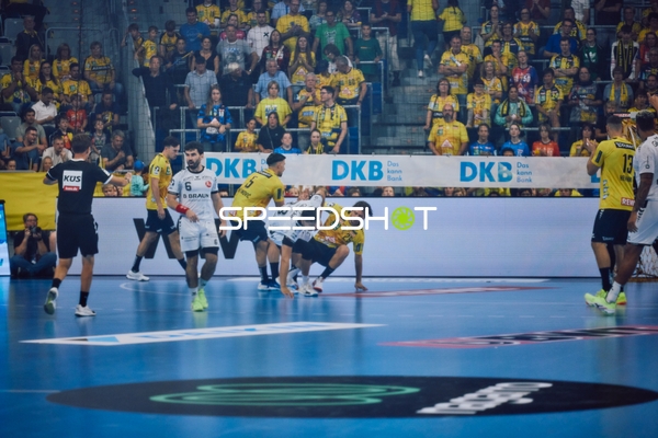 Ein Spieler von Rhein Neckar Löwen verteidigt gegen einen Spieler von MT Melsungen.