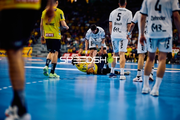 Zusammenstoß zwischen Spielern während des Handballspiels