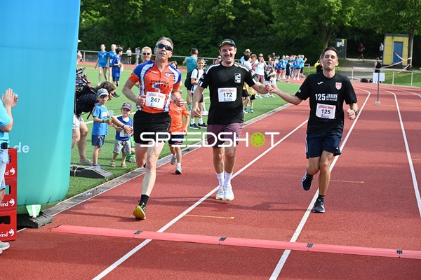 Gemeinsamer Zieleinlauf TVE Sommerlauf