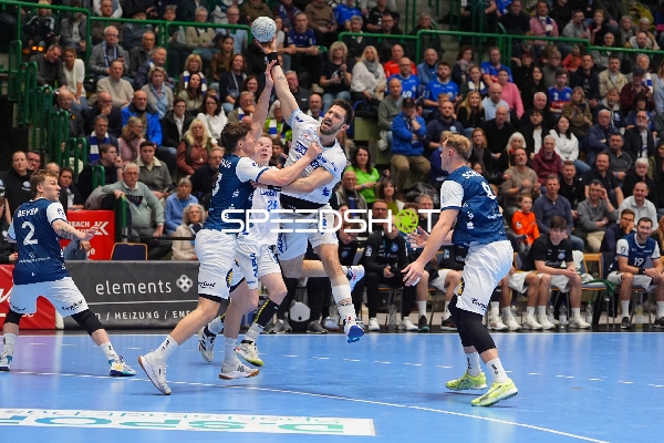 Lukas Becher (18; Bergischer HC) mit Ball in Aktion