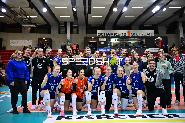 Spielszene mit Leilani Slacanin (2; Allianz MTV Stuttgart) und Team