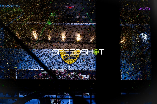 Teams feiern gemeinsam