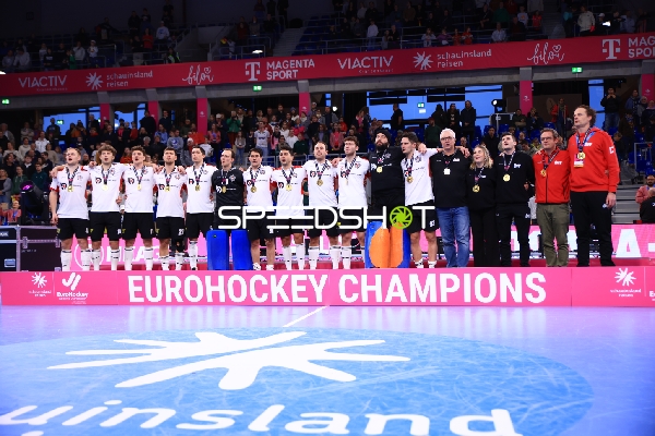 Europameister Benjamin STANZL (13; Österreich) und Team feiern