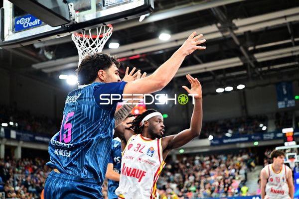 Defensive Aktion mit Marcel Keßen (15; MLP Academics Heidelberg) und Charles Thompson (32; Würzburg Baskets)