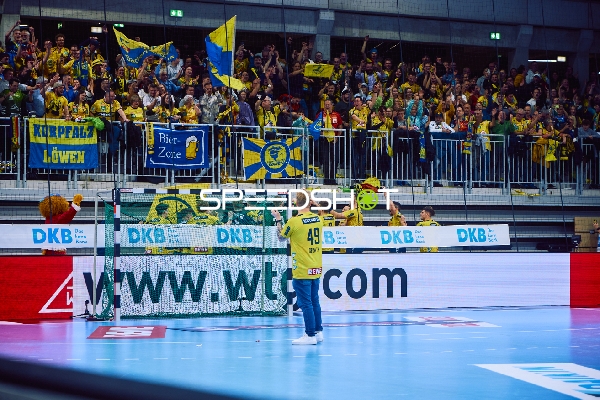 Torwart feiert Torabwehr