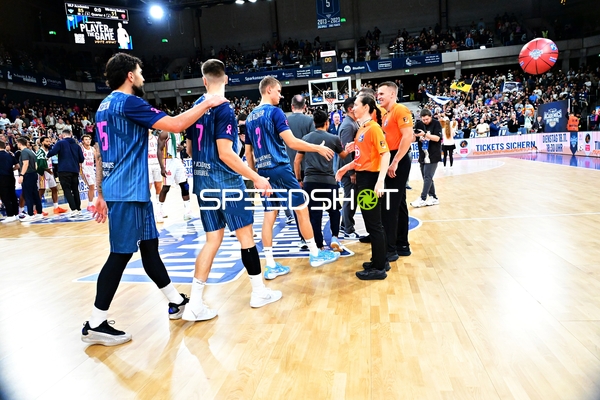 Spieler von MLP Academics Heidelberg begrüßen Schiedsrichter