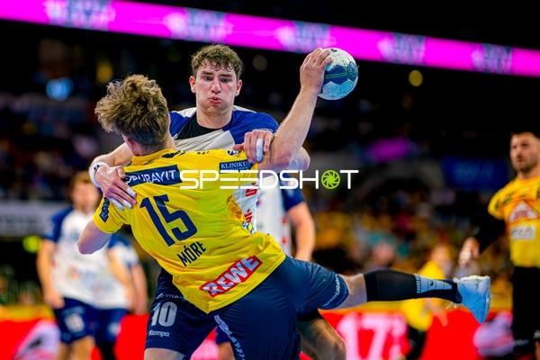 Wurf David Móré (15;Rhein Neckar Löwen) gegen Elias Kofler (10;1. VfL Potsdam)