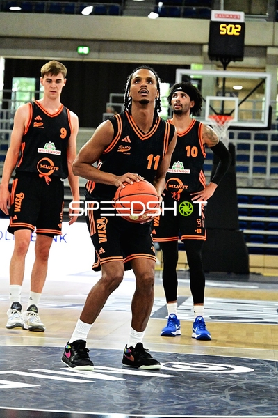 Drei Spieler von Joschka Ferner (9; Rasta Vechta) bis Tevin Brown (10; Rasta Vechta)