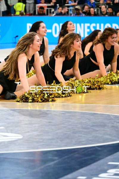 Cheerleader-Performance am Spielfeldrand