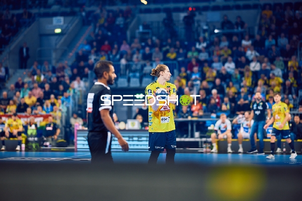 Juri Knorr bereitet sich auf einen Wurf vor.