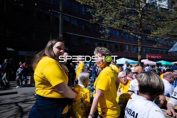 Fans versammeln sich vor dem Halbfinale