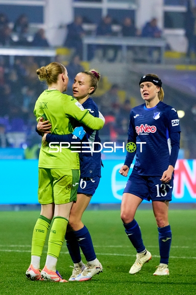 Emotionale Umarmung nach Spiel