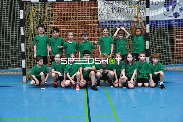 Kinder posieren in Handballhalle