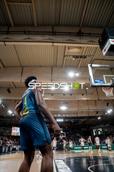 Szene mit Brian Fobbs (4; EWE Baskets Oldenburg) und Spielern von Veolia Towers Hamburg