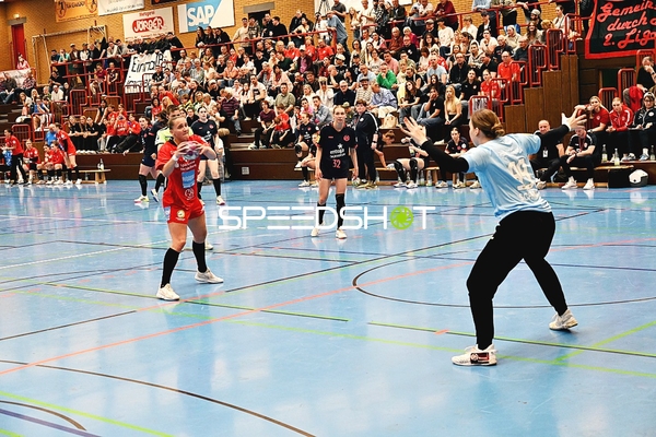 Spieler der Kurpfalz Bären wirft auf Tor