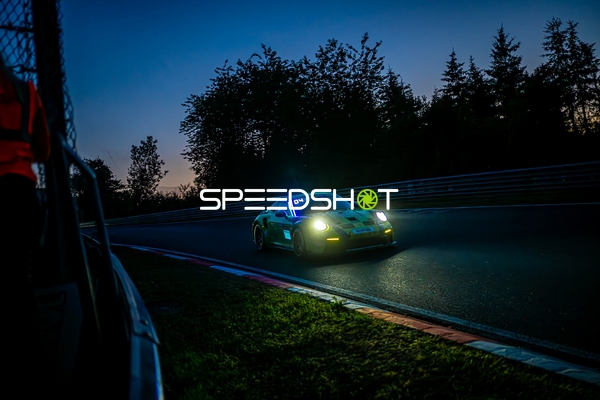 Rennfahrzeug bei Dämmerung