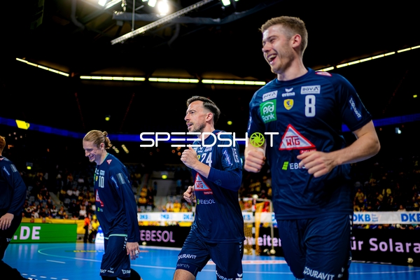 Juri Knorr prellt den Ball