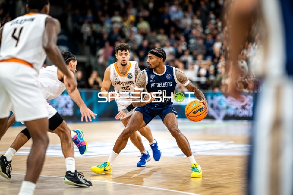 Spielszene mit Rob Gray (32; Promitheas Patras Vikos Cola) und Michael Weathers (20; MLP Academics Heidelberg)