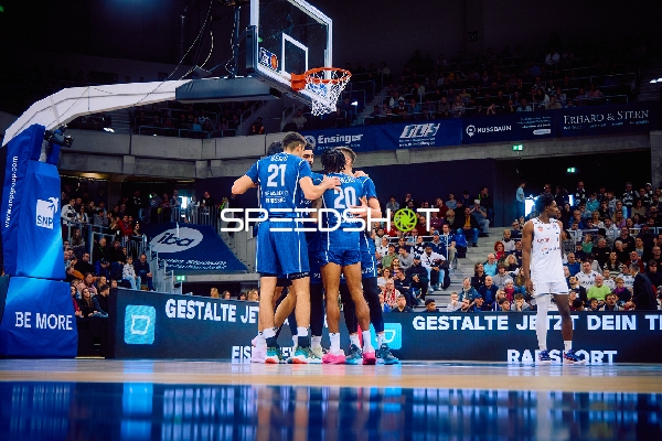 Spieler versammeln sich unter dem Korb