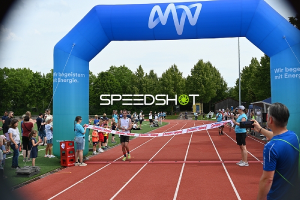 Läufer erreicht Ziellinie