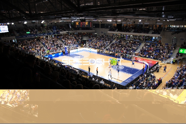 Spielaktion mit Spielern von MLP Academics Heidelberg und Veolia Towers Hamburg