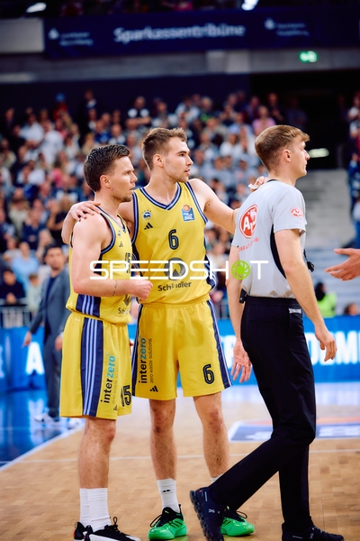 Spieler von Alba Berlin in Diskussion