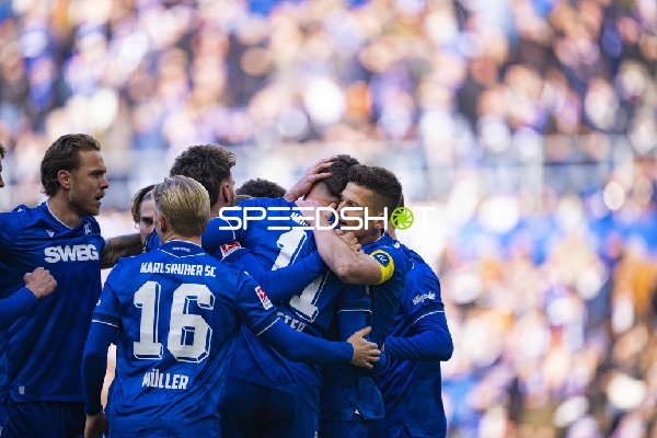 Spieler feiern gemeinsam