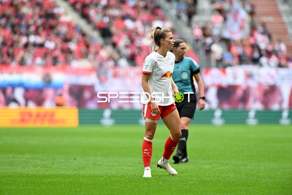 Spielszene mit Sandra Starke (13; RB Leipzig Frauen)