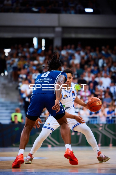 Defense DJ Horne (0;MLP Academics Heidelberg) vs Garai Zeeb (3;Frankfurt Skyliners)