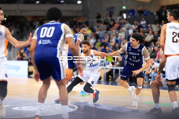 Spielszene mit Erol Ersek (11; MLP Academics Heidelberg) und Kendale McCullum (10; Promitheas Patras Vikos Cola)