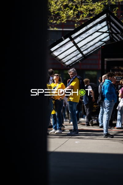 Fans versammeln sich vor dem Handballspiel in Köln
